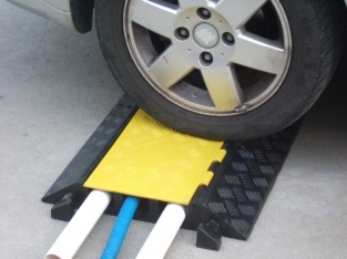 Kabeldrempel rubber met plastic klep